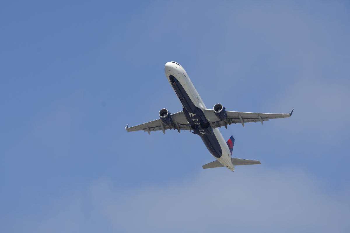 Widespread technology outage disrupts flights, banks, media outlets and companies around the world: report [Video]