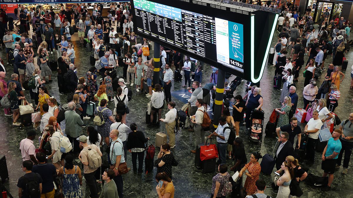 Microsoft outage travel chaos continues: Hundreds of frustrated travellers packed into Euston station with nowhere to go on day of disorder that saw more than 100 planes grounded and passengers stranded on hottest day of the year [Video]