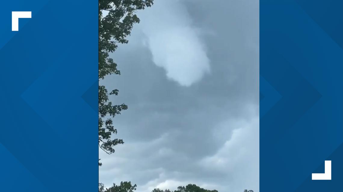 Funnel cloud starts to form over Pasco, Hernando County line [Video]