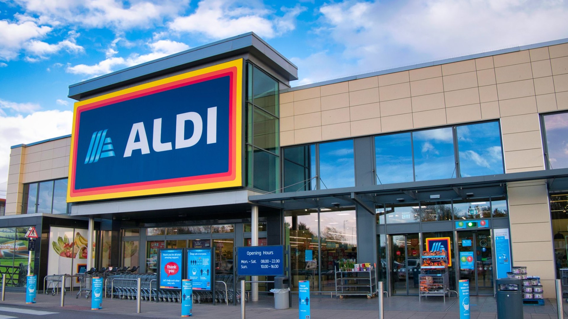 ‘It’s so much better!’ praise thrilled parents over 3 water bottle dupe found in Aldis middle aisle [Video]