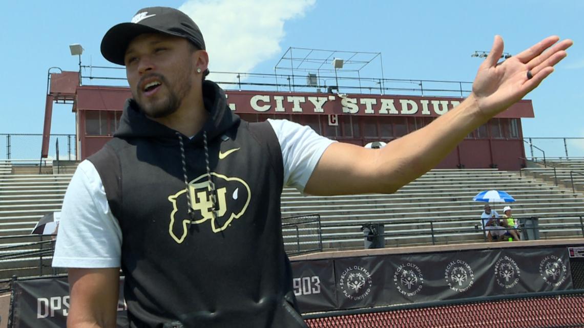 Phillip Lindsay gives back to Colorado football community [Video]