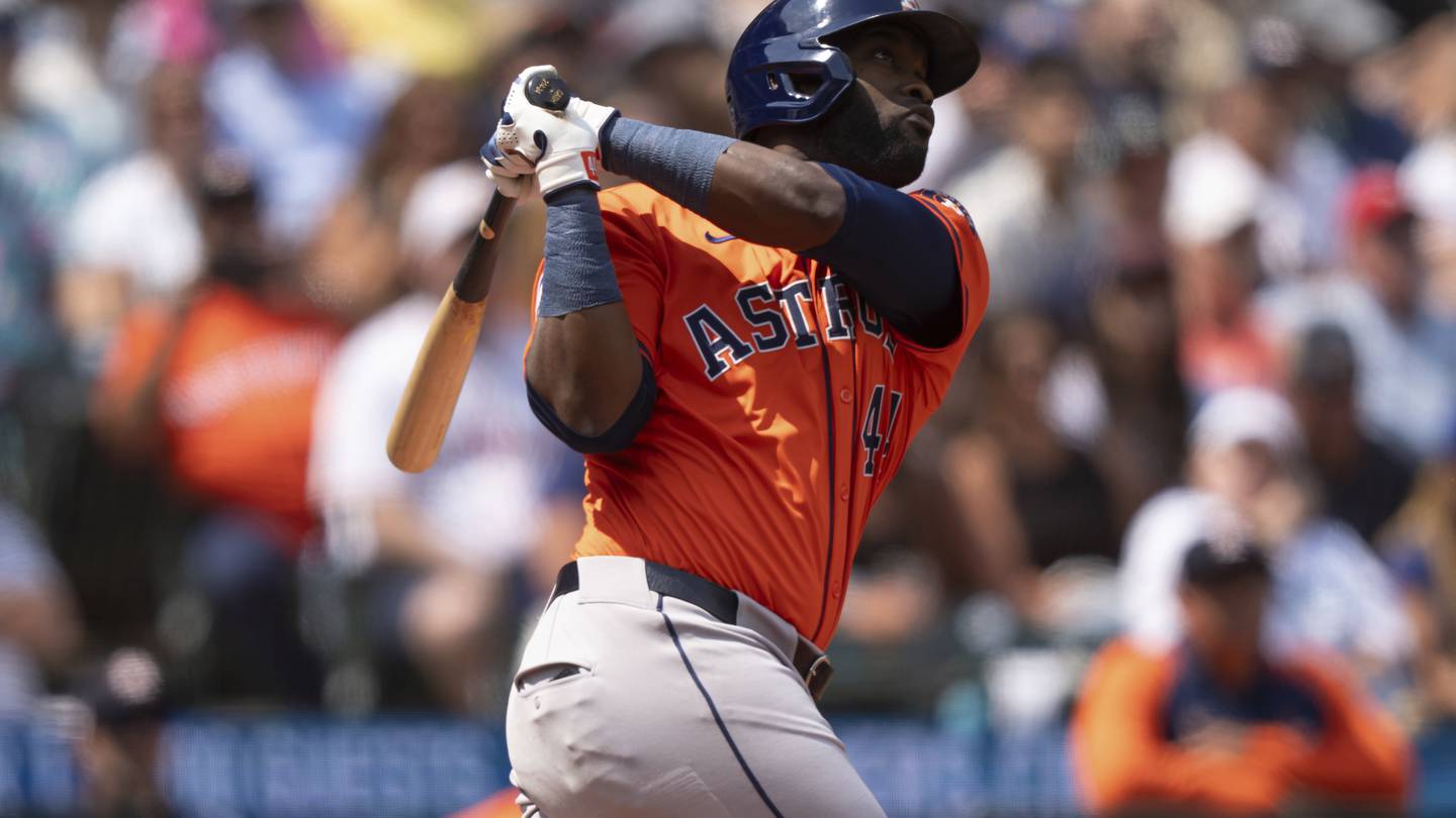 Fan who caught Yordan Alvarez’s home run from his cycle gives ball to Astros slugger  WSB-TV Channel 2 [Video]