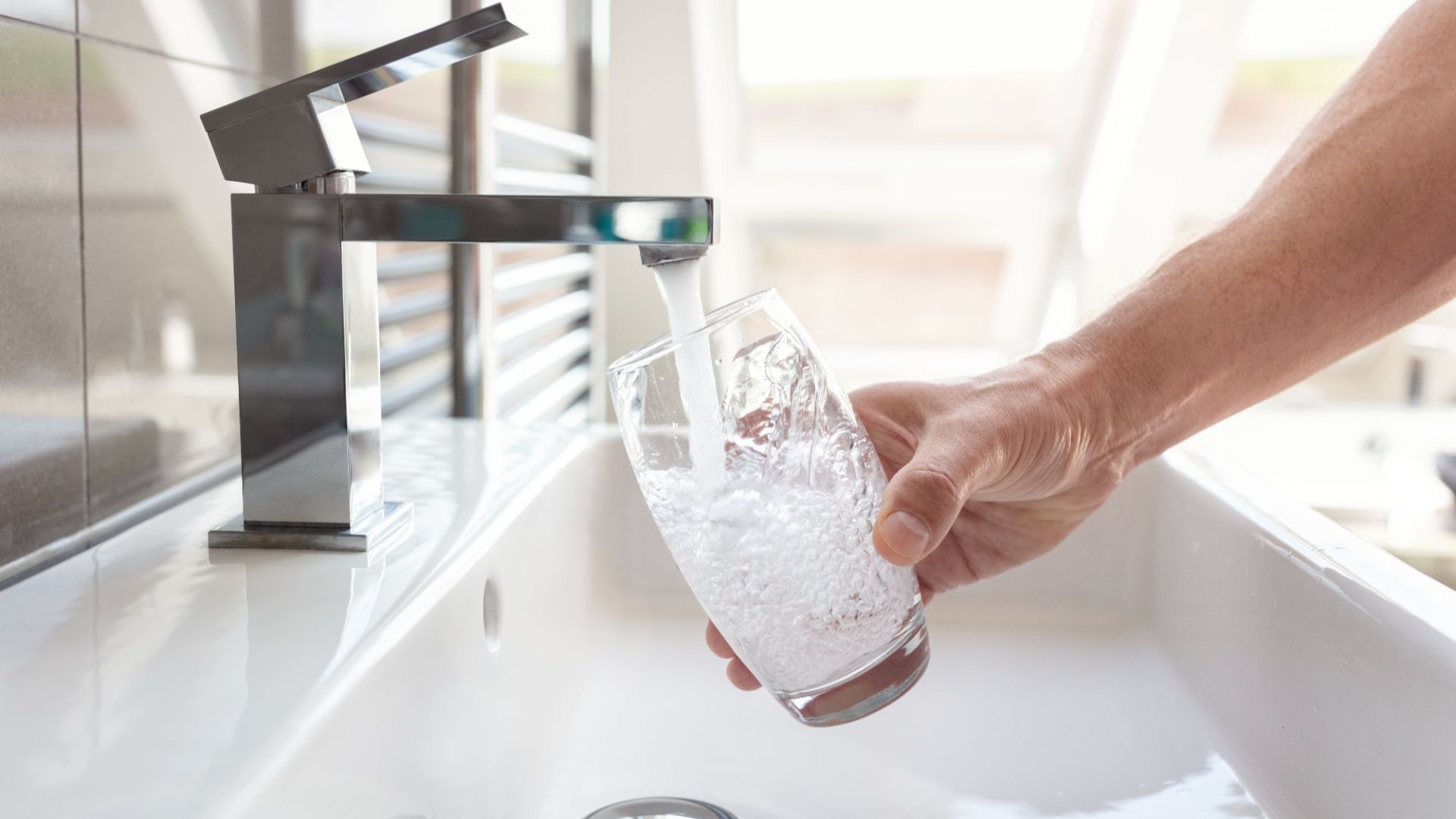 People are just realising why you shouldn’t drink water from the bathroom tap & say they’ll ‘never in my life’ go back [Video]