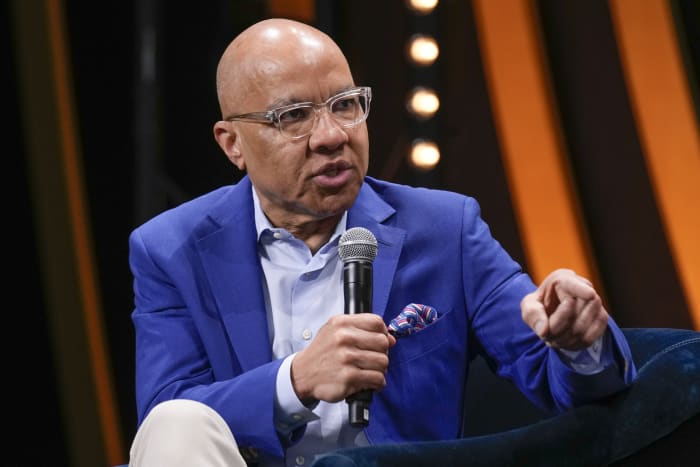 Darren Walker, president of Ford Foundation, will step down by the end of 2025 [Video]