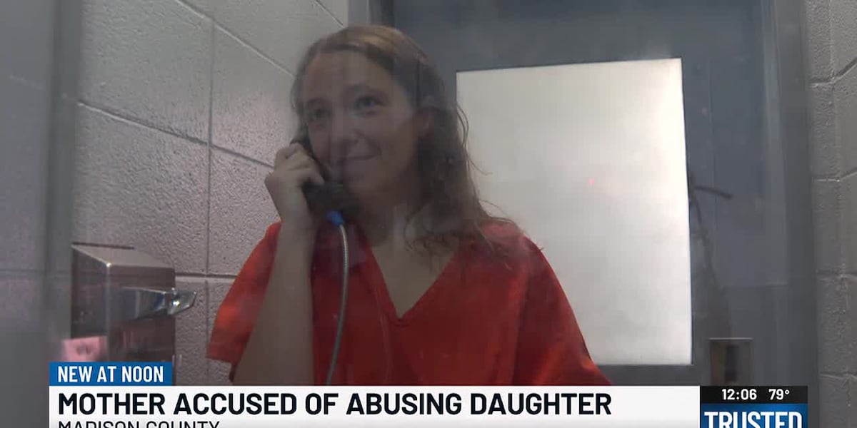 Kentucky mom accused of forcing daughter to stay in dog cage [Video]