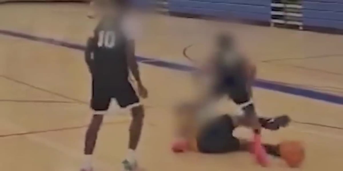GRAPHIC: High school basketball player stomped on head [Video]