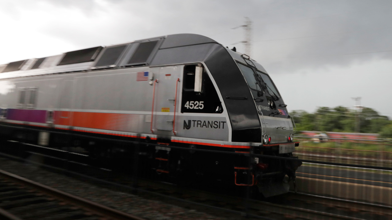 White House agrees to board to mediate labor dispute between New Jersey Transit and its engineers [Video]