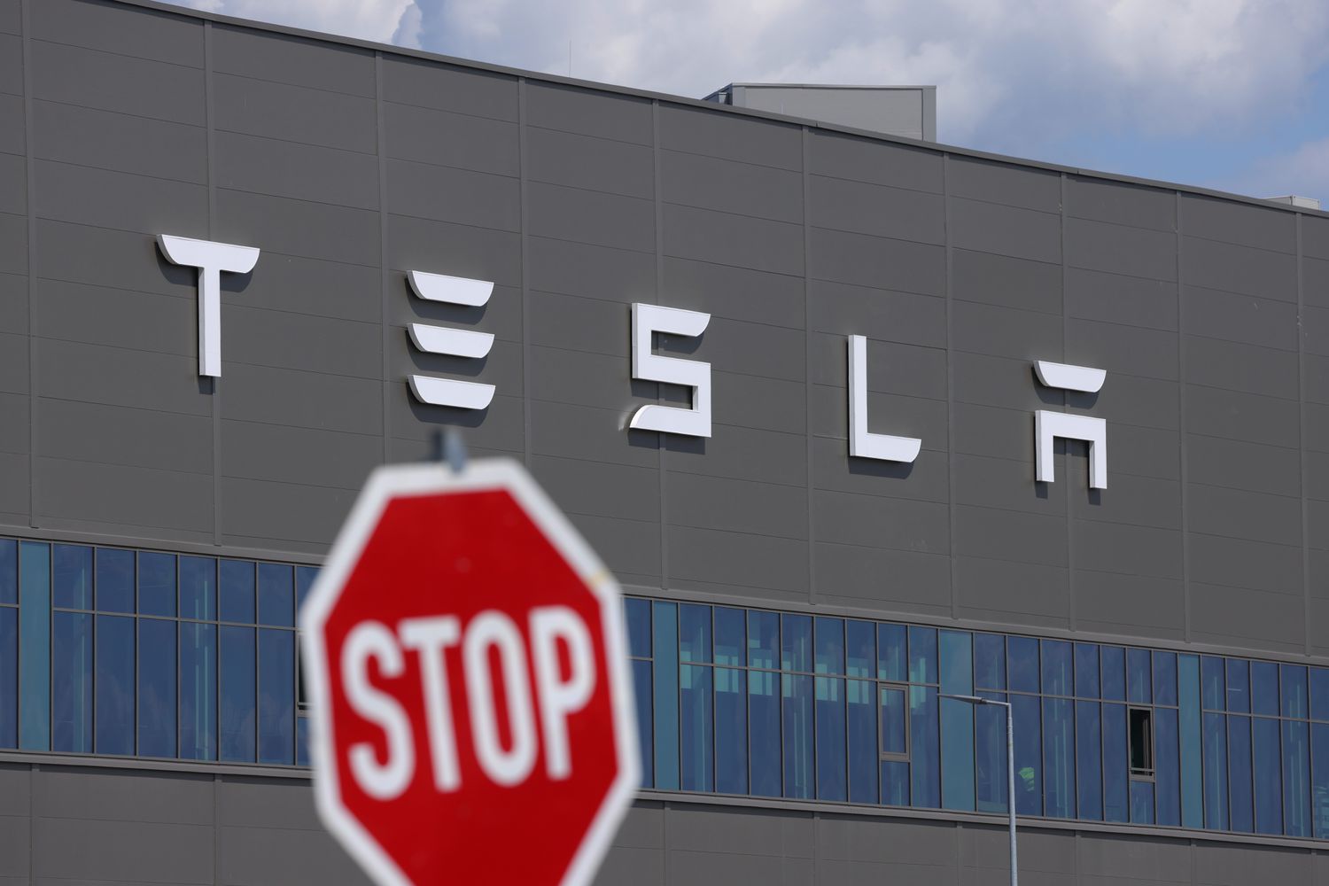 Tesla Stock Is Hit By Its Latest Earnings. Bullish Analysts Aren’t Worried [Video]