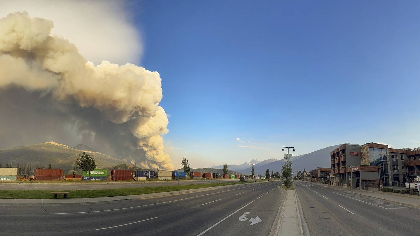 Fast-moving wildfire in the Canadian Rockies ravages the picturesque resort town of Jasper  WSB-TV Channel 2 [Video]