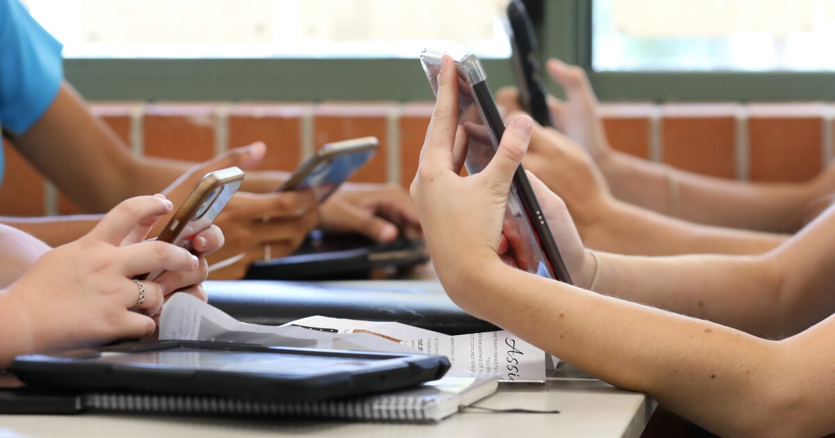 Romney co-sponsors bill to keep smartphones from school classrooms [Video]