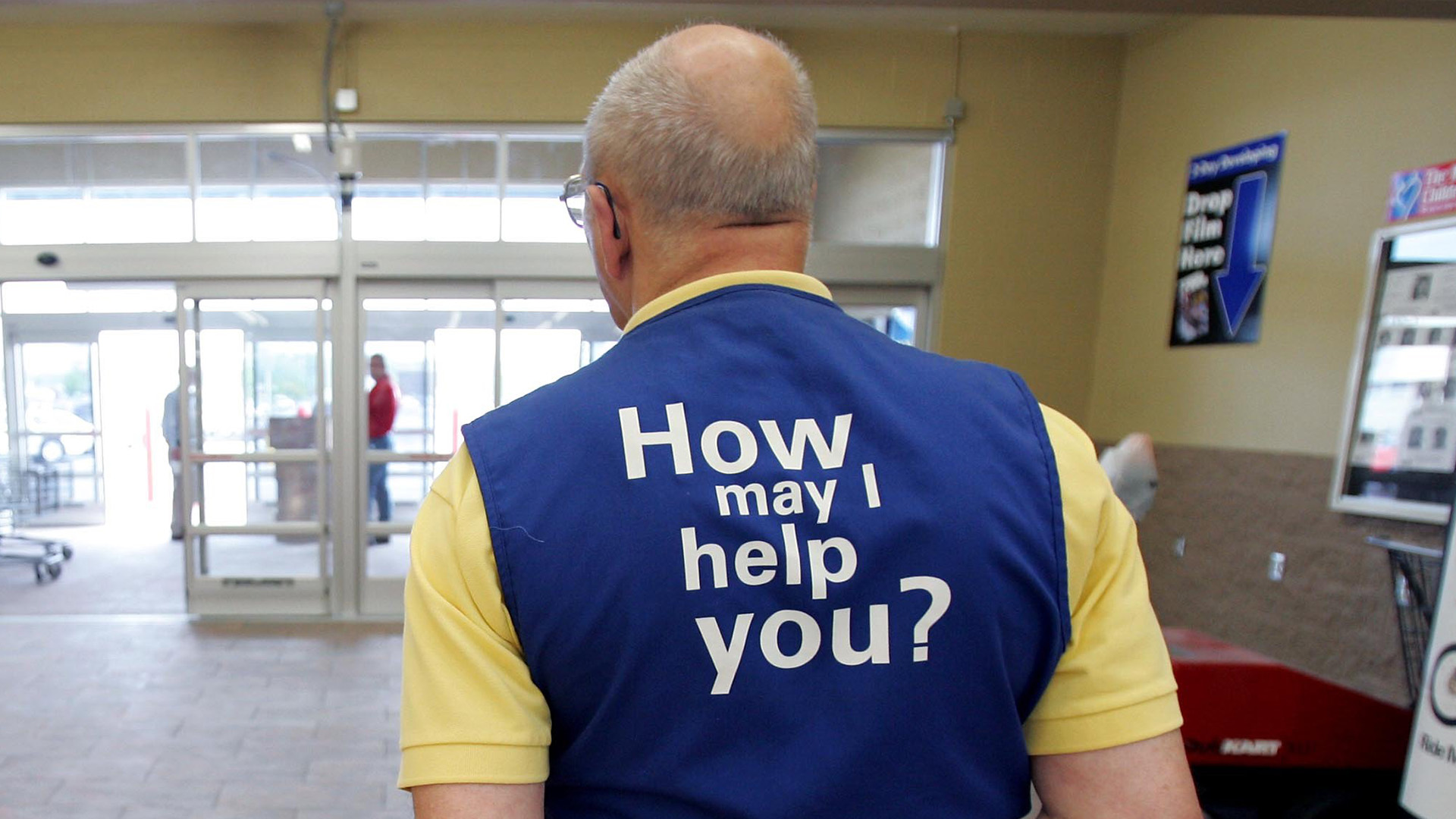 Walmart shopper fed up with receipt checks gives 3-word reply that leaves greeter ‘shook’ – and the law’s on his side [Video]