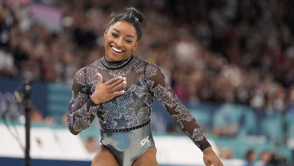 Simone Biles says she has calf discomfort during Olympic gymnastics qualifying but keeps competing [Video]