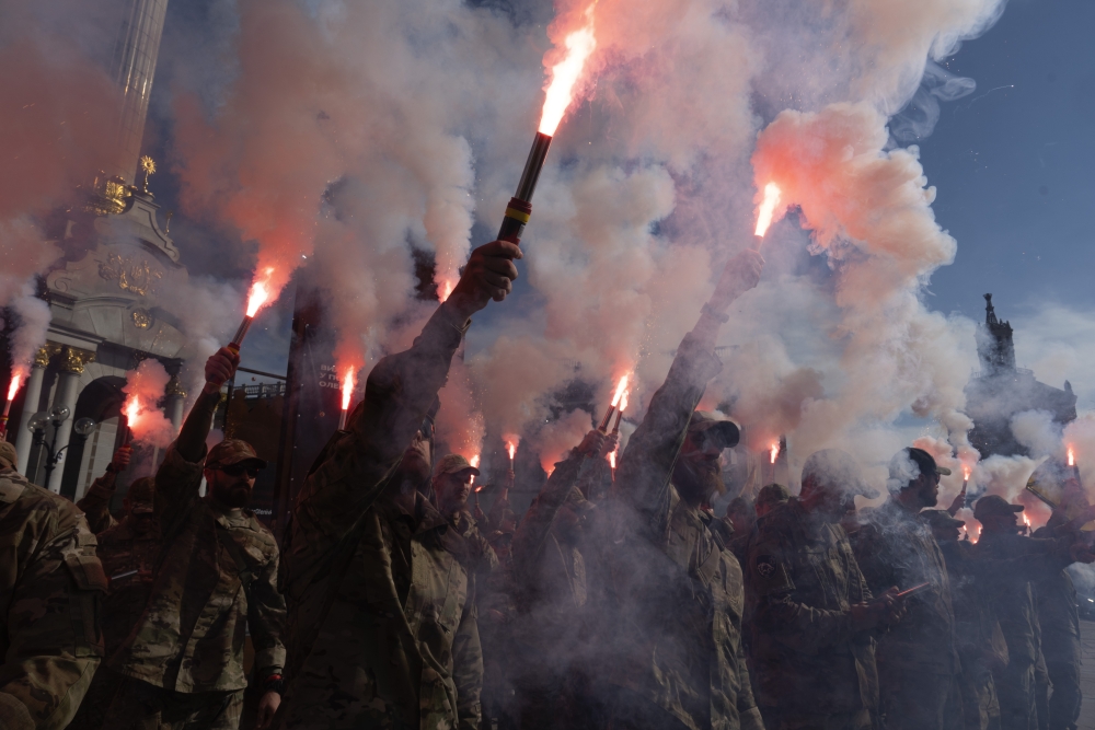 Thousands in Ukraine honor soldiers killed in blast and urge government to get prisoners freed [Video]