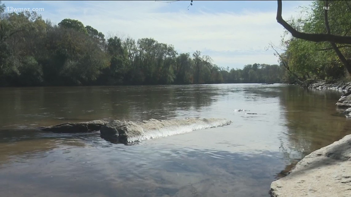 Emergency Personnel searching for man that possibly drowned [Video]