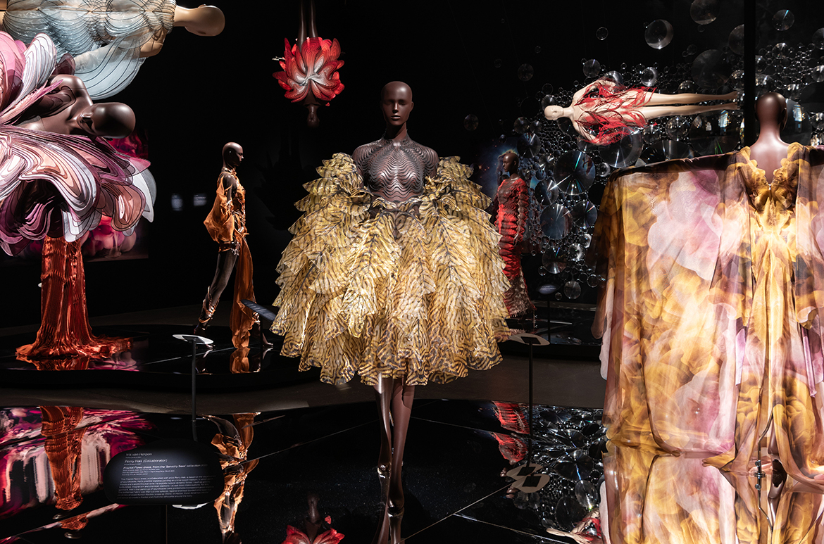 Celebrities in fashion by Iris Van Herpen [Video]