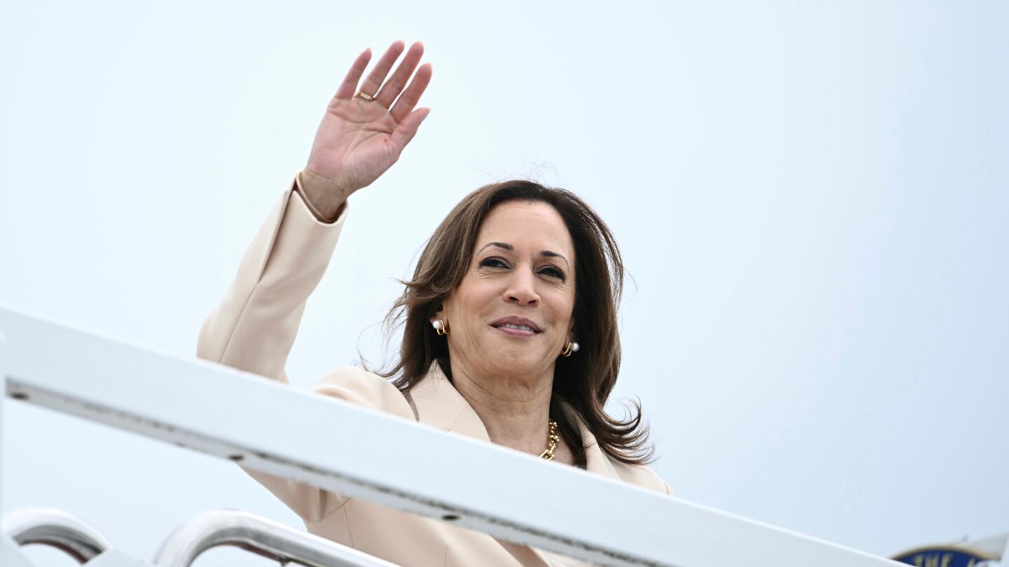 Kamala Harris rally draws hundreds of golf carts in conservative Florida community, the Villages  Boston 25 News [Video]