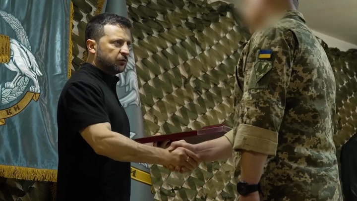 Zelensky presents medals on visit to Ukrainian special forces base | News [Video]