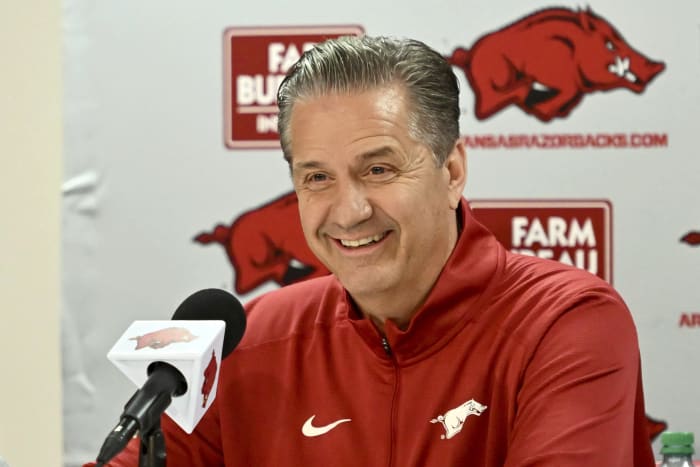 Calipari, new-look Arkansas stirring up excitement as Hall of Fame coach approaches his debut season [Video]