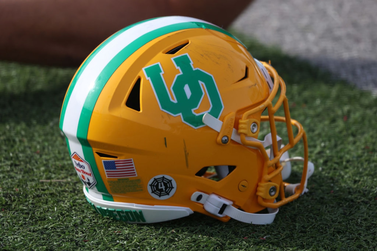 Oregon Ducks honor Khyree Jackson, Spencer Webb with helmet decal [Video]