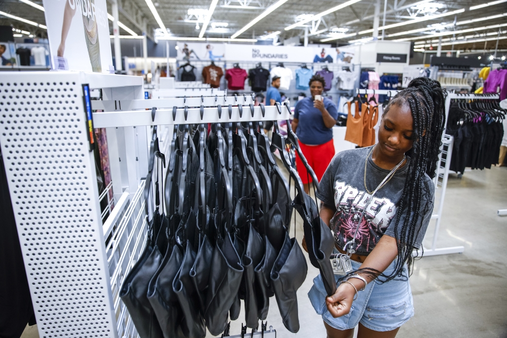 Stores lure back-to-school shoppers with deals and buy now, pay later plans [Video]