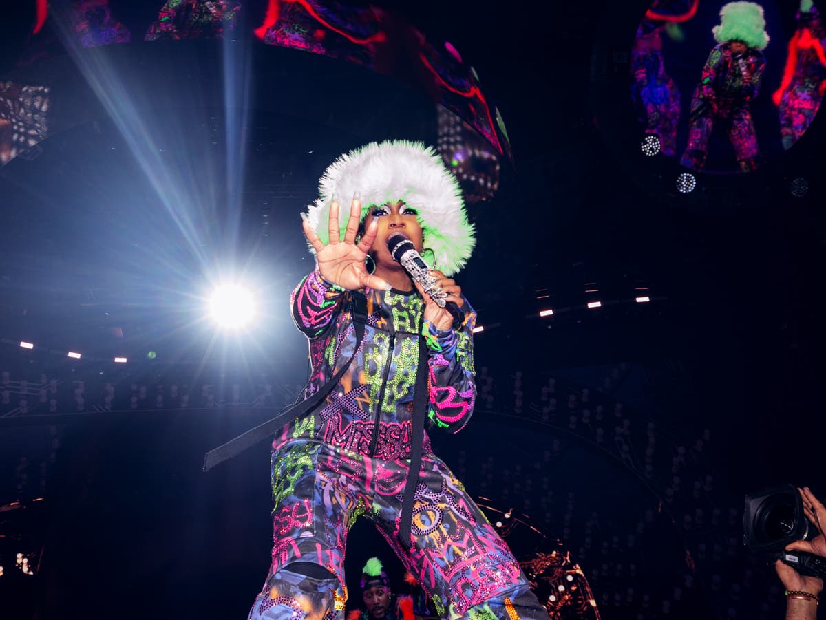 Missy Elliott shares sweet message after Ushers surprise gesture before her show [Video]