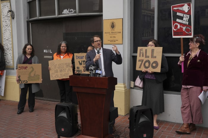 San Francisco police and street cleaners take aggressive approach to clearing homeless encampments [Video]