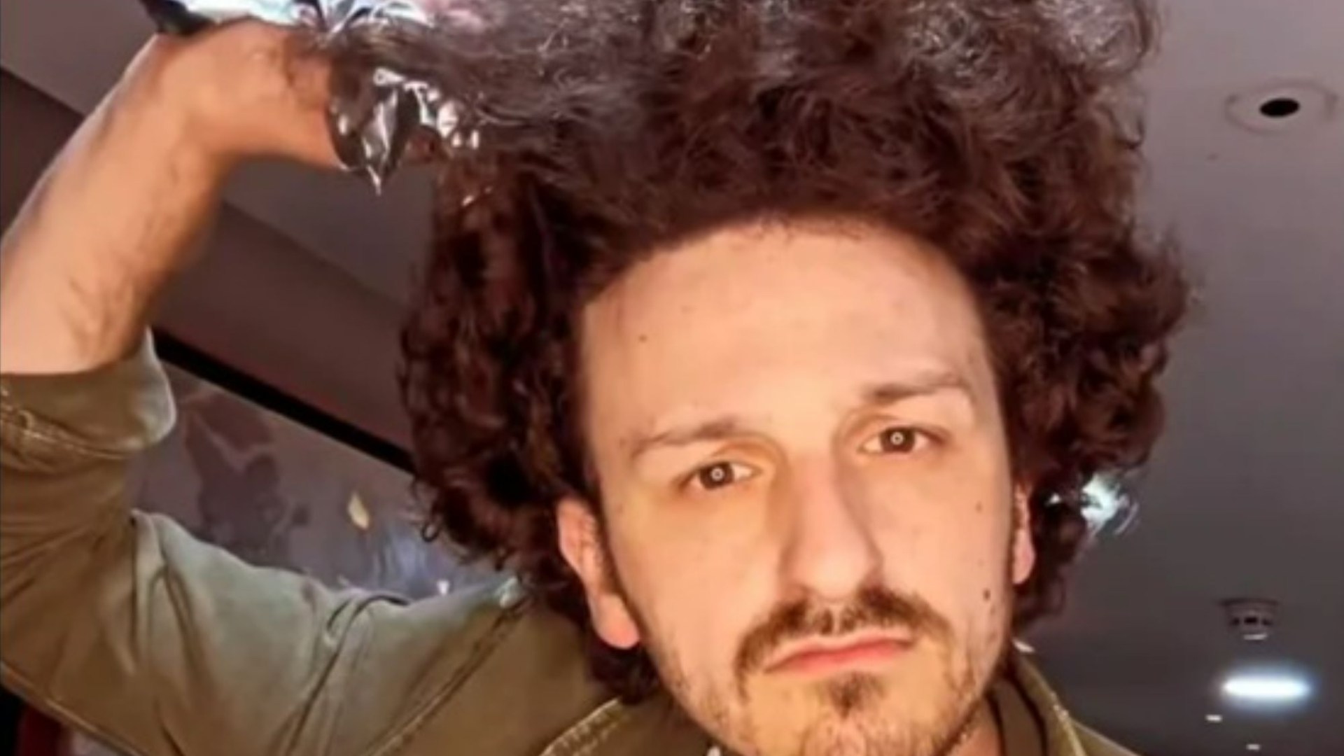 Top celebrity hairdresser goes viral after mocking This Mornings hack for frizzy locks [Video]