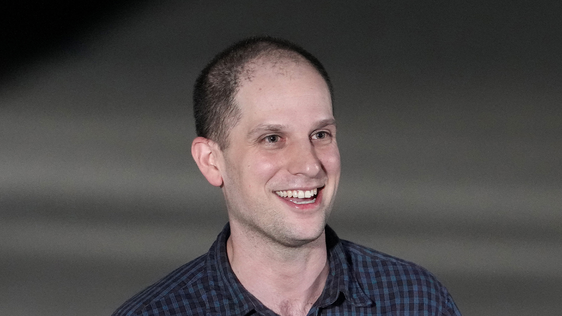 WSJ reporter Evan Gershkovich greeted by delighted family and Joe Biden as he arrives back in US to hero’s welcome [Video]