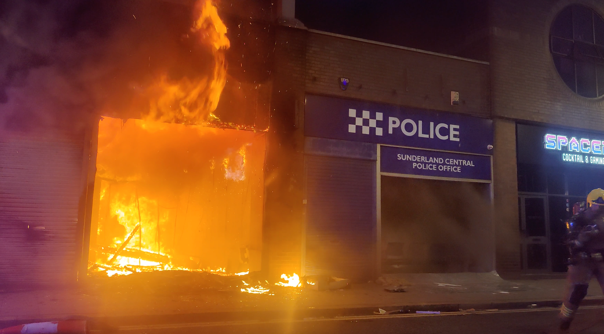 Sunderland riot latest: Far-right mob attacks police station and surrounds mosque [Video]