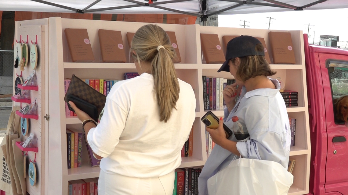 Pink bookmobile hits Knoxville streets with romance novels [Video]