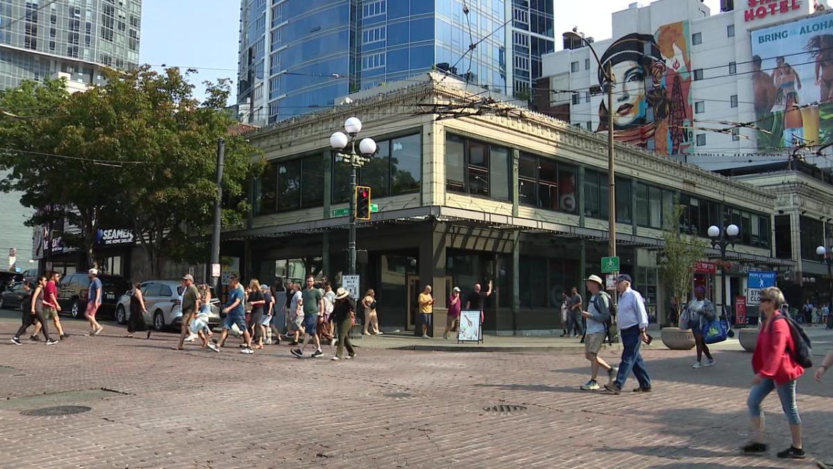 Starbucks 1st and Pike location temporarily closed to ‘evaluate environment’ [Video]