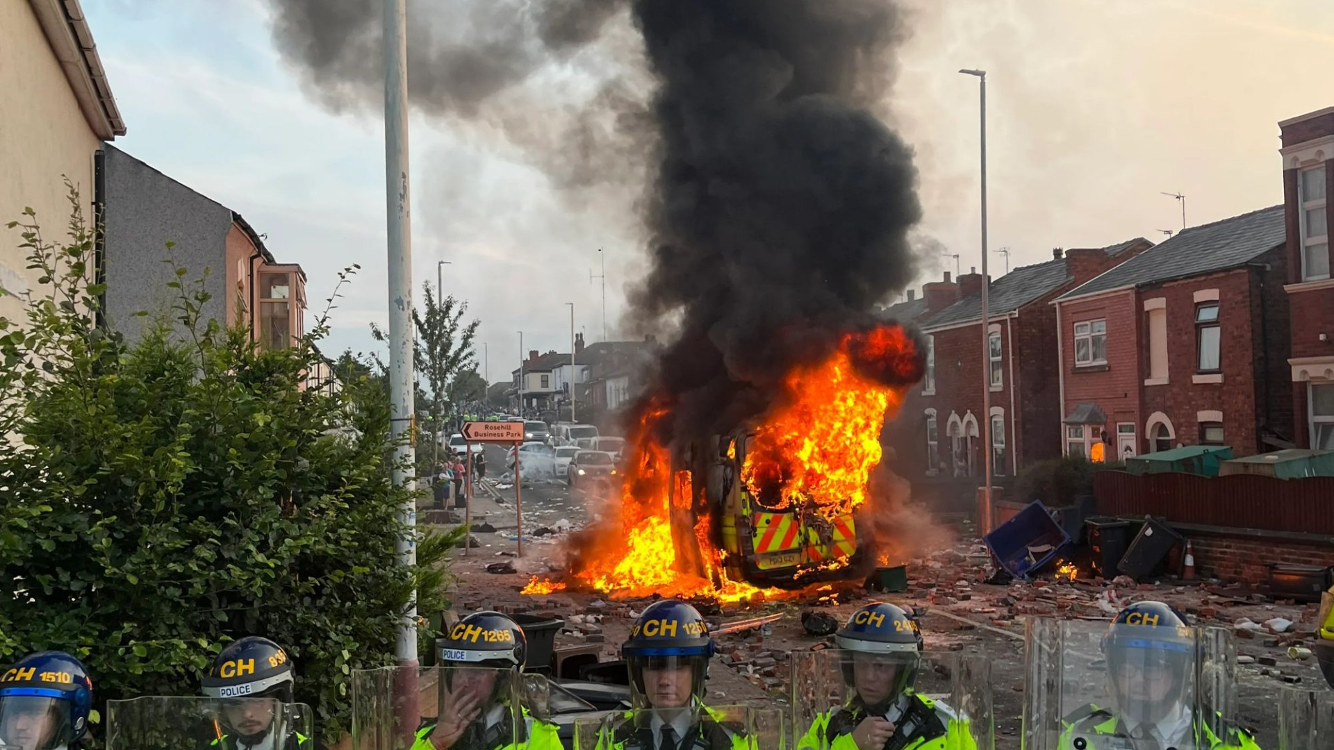 Far-right thugs plotting weekend of violence across UK after police station torched and cops injured in Sunderland [Video]