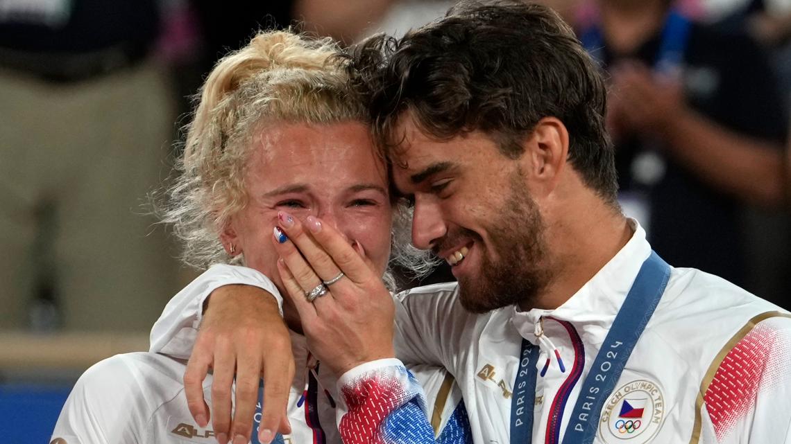 Czech tennis duo fuels dating rumors after gold medal win [Video]