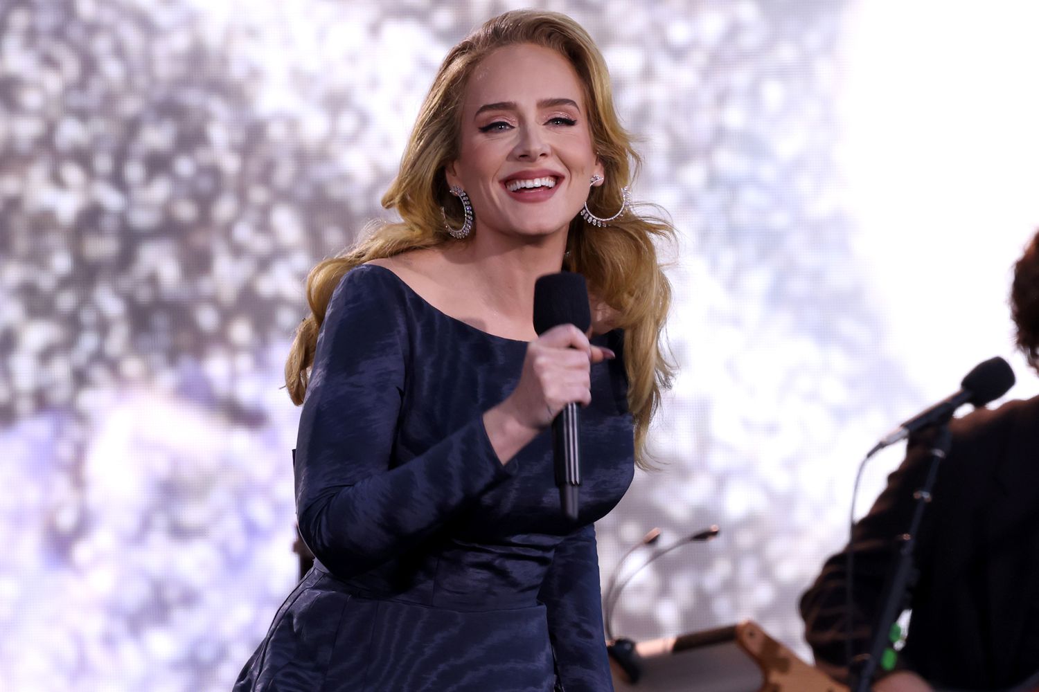 Adele Pauses Munich Concert to Show Women’s 100m Final at the 2024 Olympics [Video]