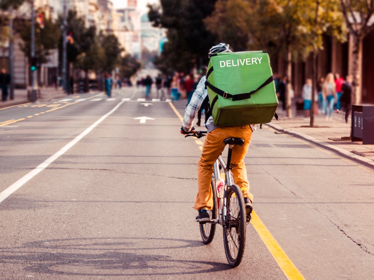 Indian startup faces backlash online over 10-minute food delivery service [Video]