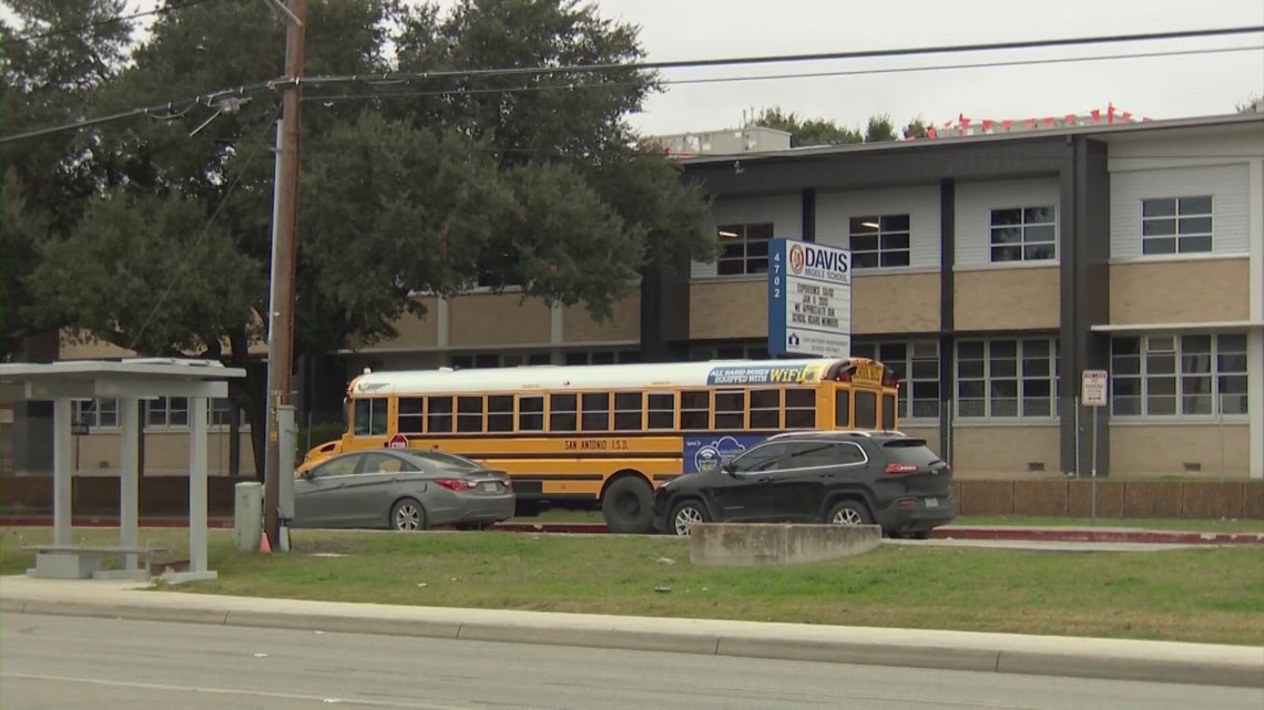 San Antonio ISD holds community meeting to discuss how closed schools can be repurposed [Video]