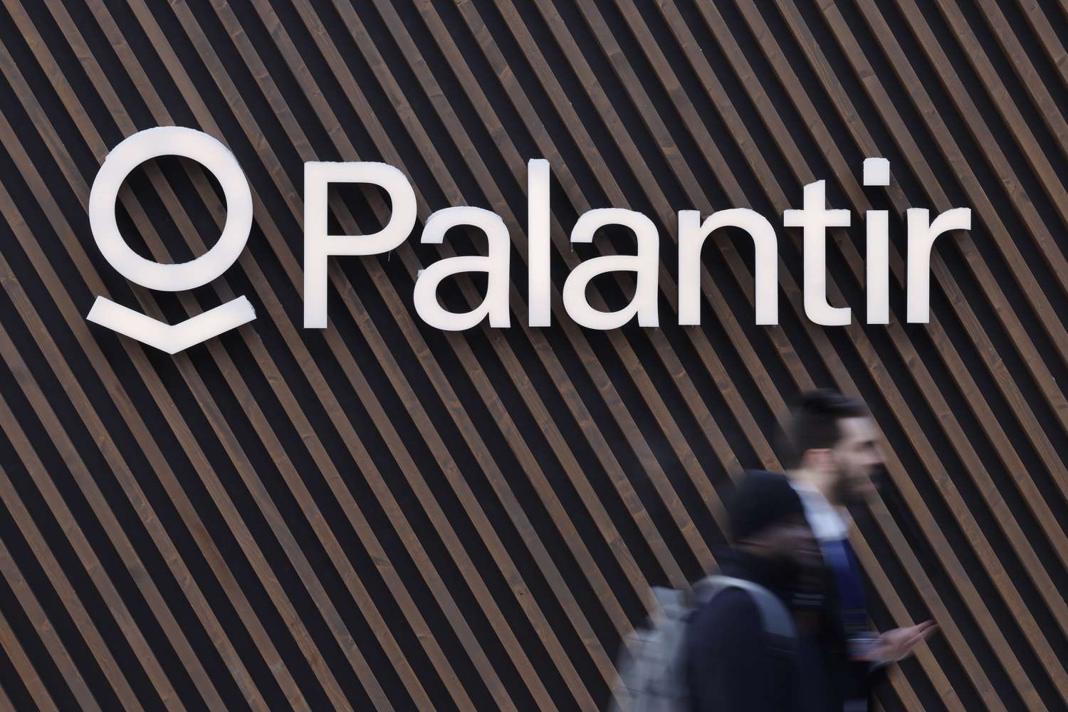 Why Palantirs AI-Driven Growth Has Analysts Divided on the Stock [Video]