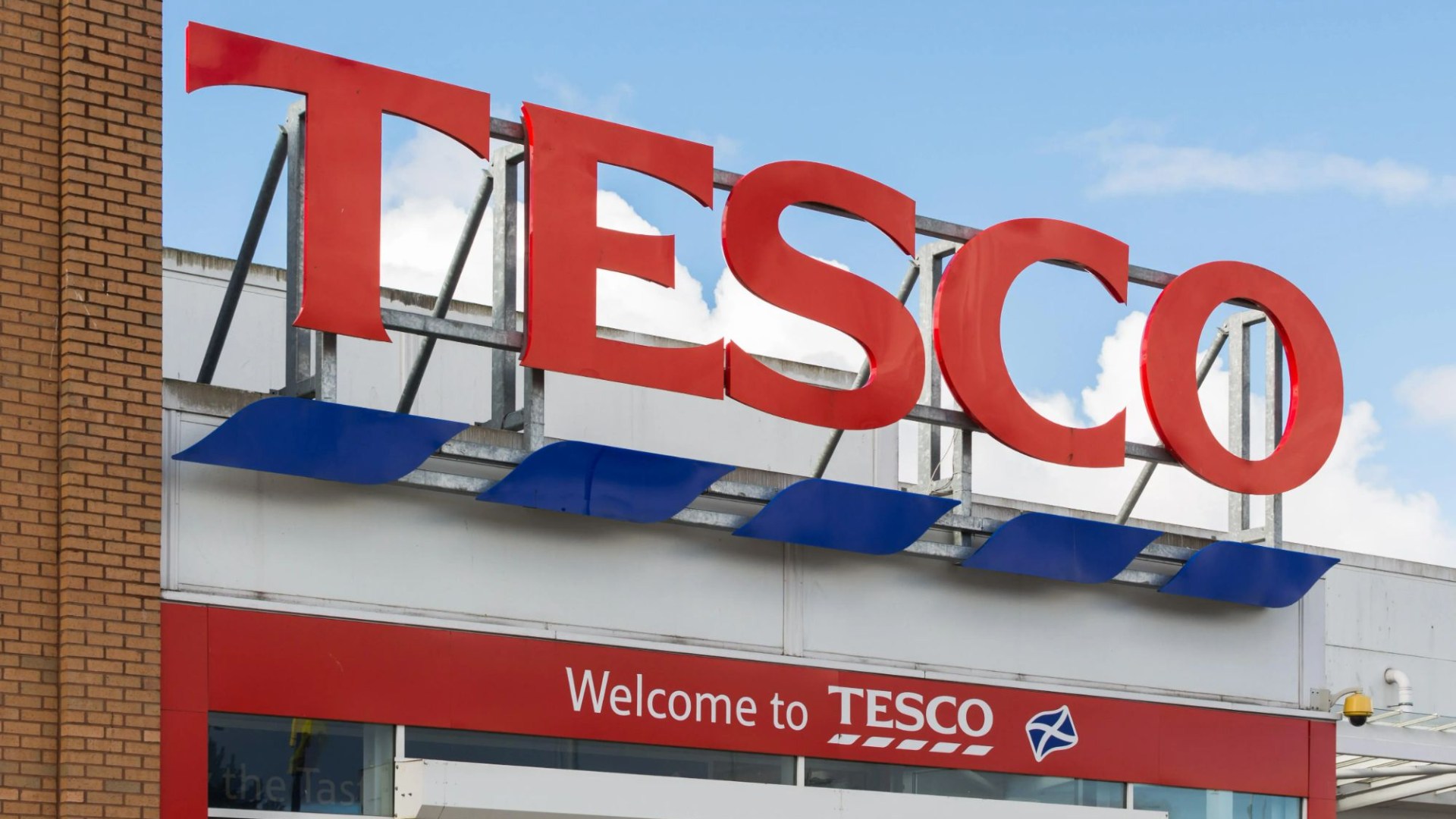 Thats selfish – you shouldnt be boasting people fume as shopper gloats about clearing Tesco shelves of 1.58 bargain [Video]