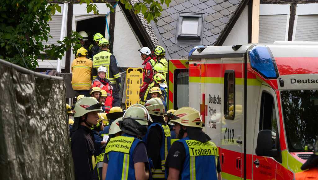 Part of a hotel on Germany’s Mosel River collapses, killing 2 [Video]