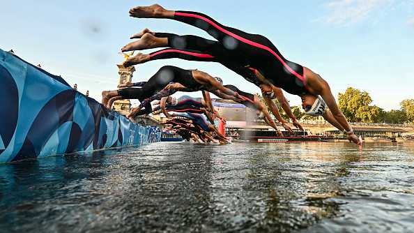 Marathon swimming event takes place in Paris’ Seine River [Video]