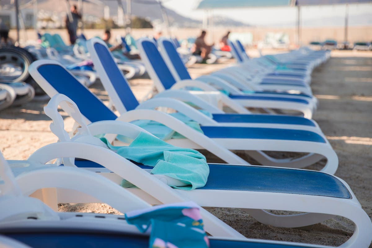 Holiday sunbed wars leads to tourists sprinting for bathing spots at Spanish resort [Video]