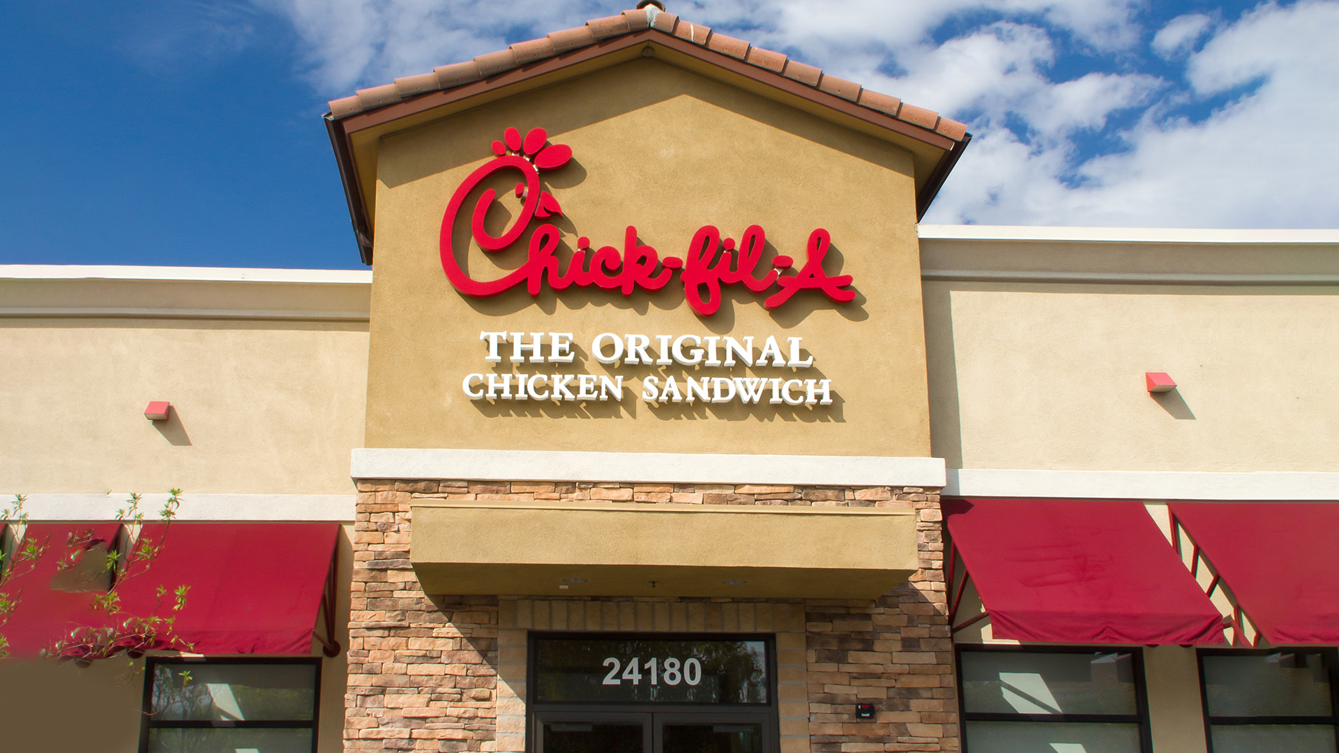 Chick-fil-A fans spot two crucial problems as chain debuts new restaurant layout and diners call it ‘overrated’ [Video]