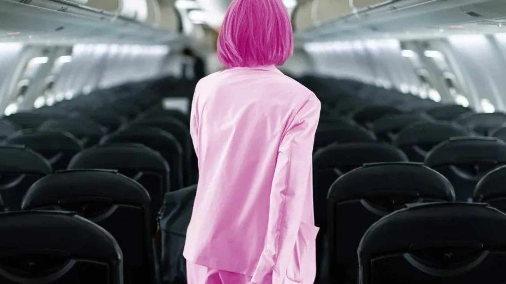 Travel expert reveals why you should stand as soon as the plane lands [Video]