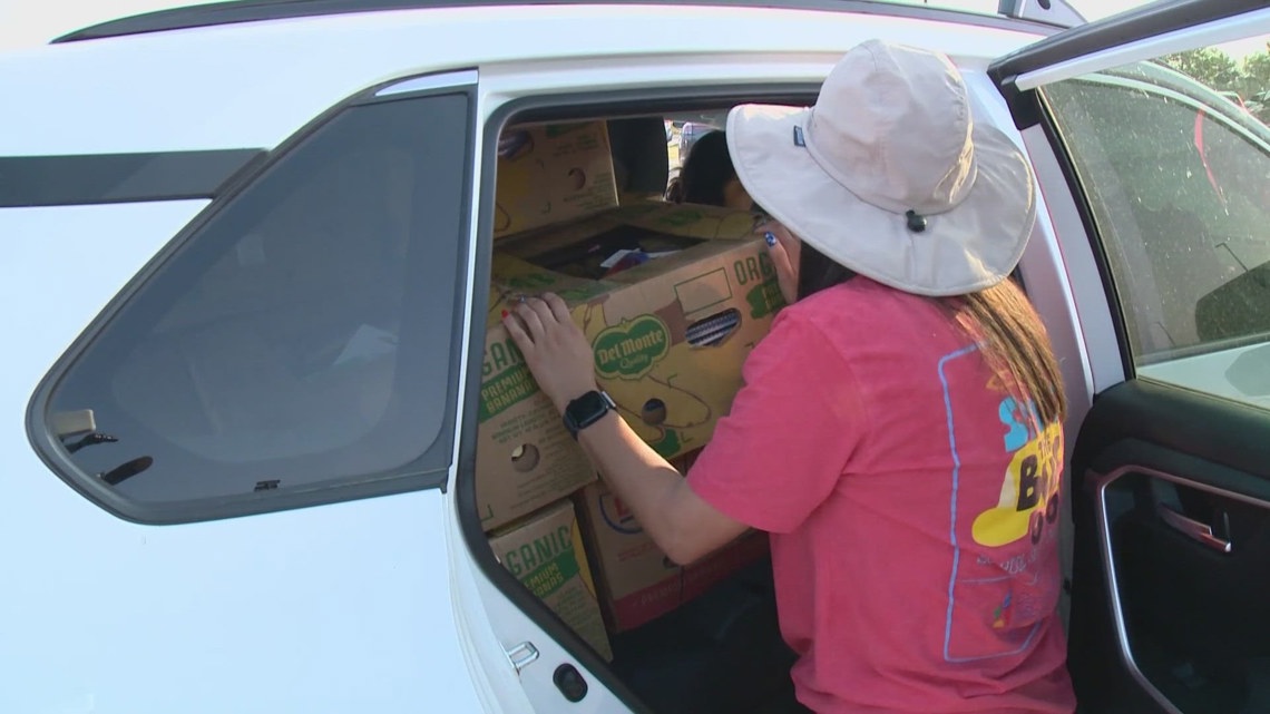 Community comes together to help families save money on needed school supplies by ‘stuffing the bus’ [Video]