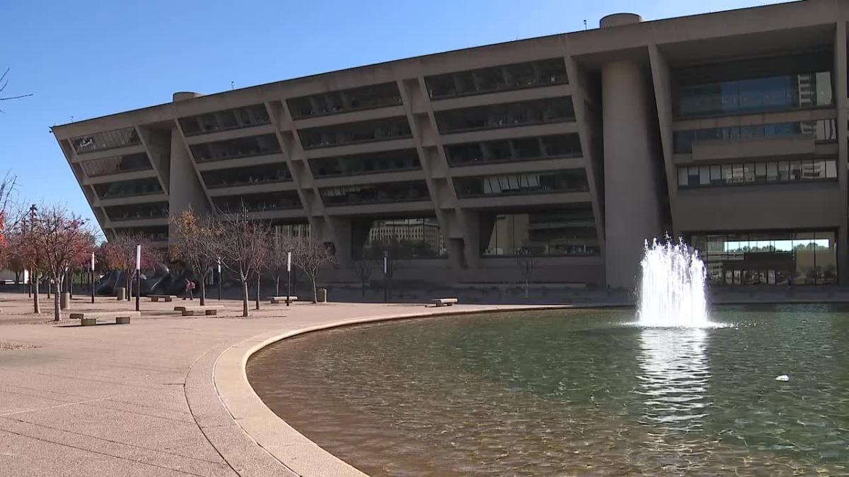 Dallas City Council member was stuck in City Hall elevator Saturday morning [Video]