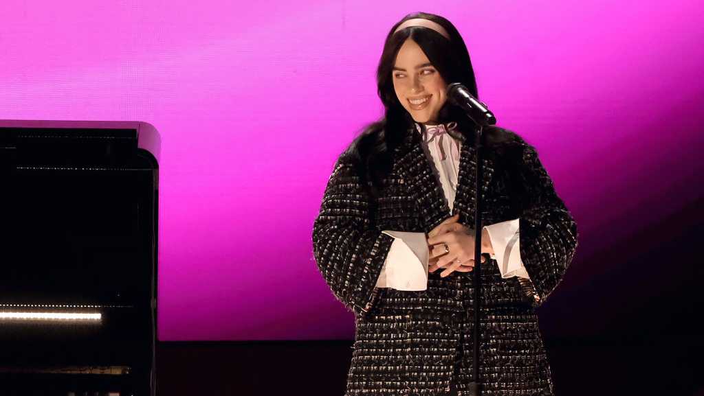 Paris 2024 closing ceremony: Billie EIlish, Snoop Dogg and the passing of the Olympic flag [Video]