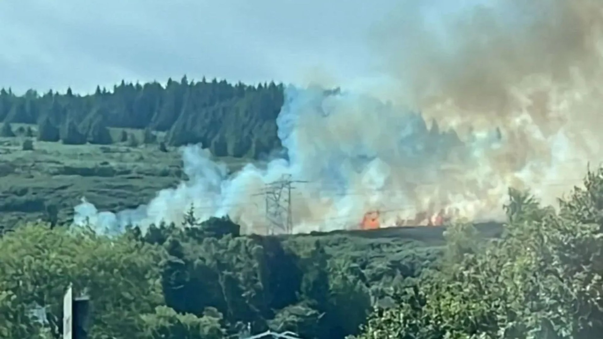 Massive blaze breaks out in Dublin putting houses at risk with smoke seen for miles as urgent fire warning issued [Video]