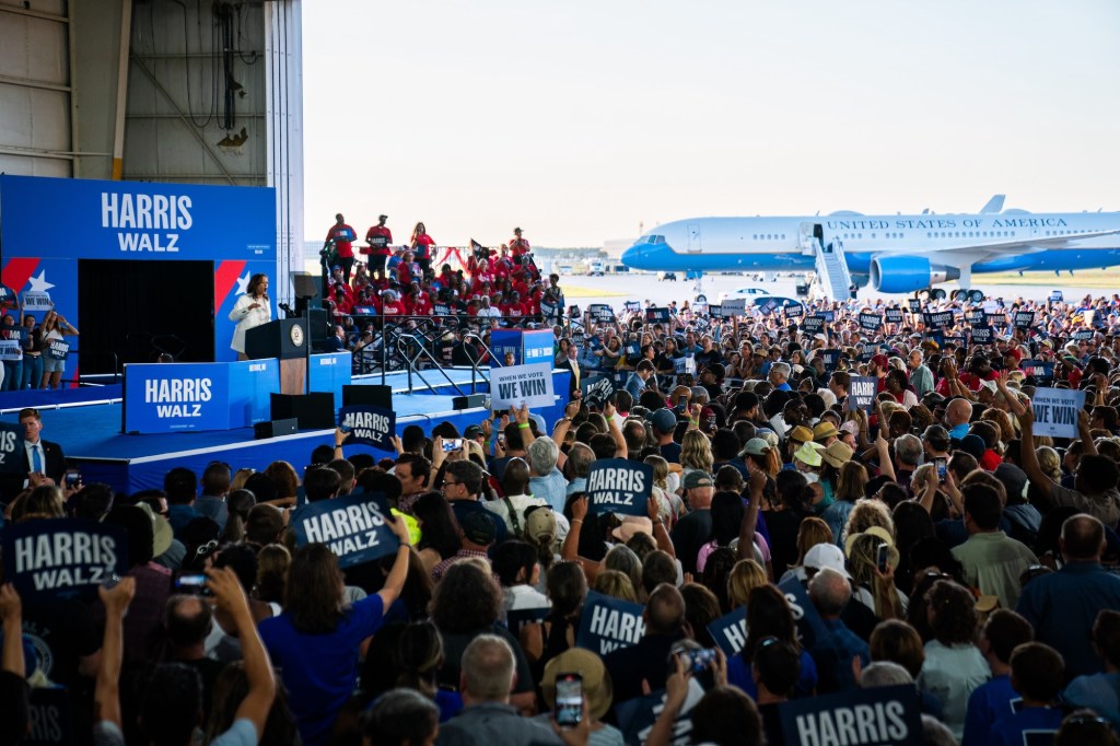 Trump falsely accuses Harris campaign of fabricated AI crowd photos [Video]