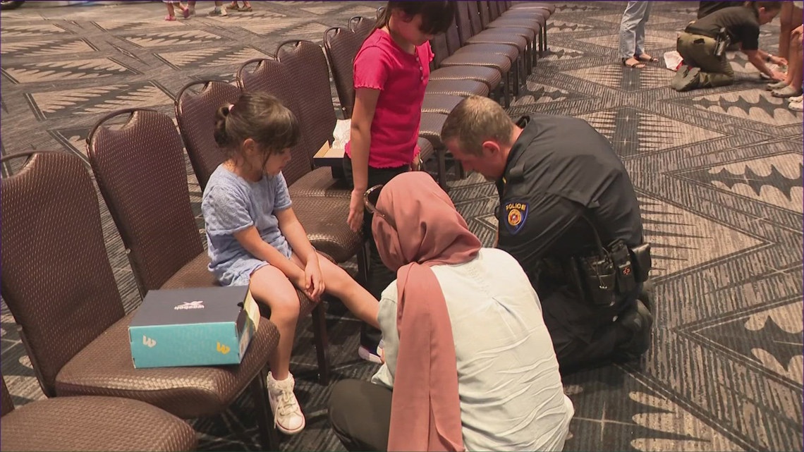 More than 800 kids get new shoes at giveaway in Round Rock, Texas [Video]