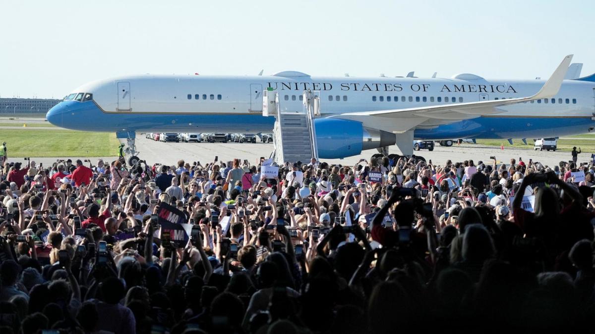 Trump falsely claims Harris’ campaign used AI to alter photo of crowd size [Video]